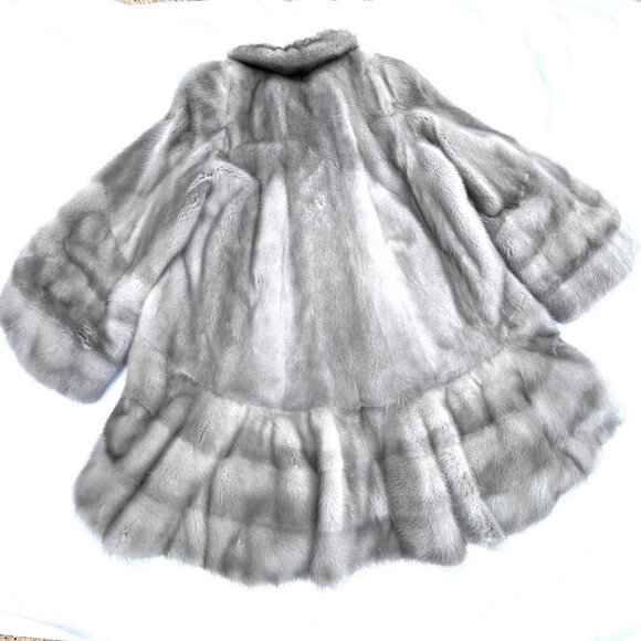 Cionili 1976 Silverblue Iris mink Mint condition Coat $7000 - Picture 4 of 16